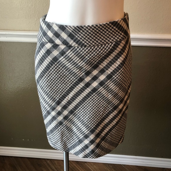 Ann Taylor Factory Dresses & Skirts - Ann Taylor grey & cream wool plaid pencil skirt